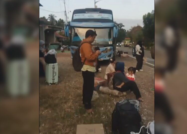 satu unit bus program gratis “Pulang Basamo” dilaporkan mogok di kawasan Kandang Baru, Kabupaten Sijunjung, pada Selasa (17/3/2026).