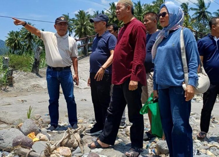 Bupati Padang Pariaman, John Kenedy Azis, bersama organisasi perangkat daerah (OPD) setempat meninjau langsung lokasi Jembatan Anduriang yang terputus akibat bencana banjir dan longsor pada akhir tahun lalu, Rabu (18/3/2026).