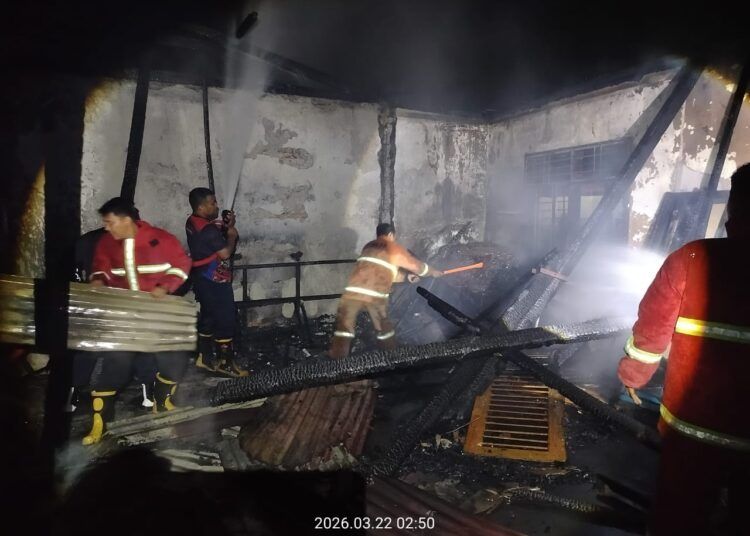 Kebakaran menghanguskan sebuah bangunan bekas Badan Kepegawaian Daerah (BKD) di Kelurahan Kampung Perak, Kecamatan Pariaman Tengah, Kota Pariaman, Minggu (22/3/2026) sekitar pukul 02.10 WIB.