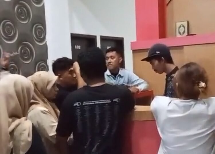 Sebuah video yang memperlihatkan adu mulut antara tamu dan petugas hotel di salah satu hotel bintang dua di Bukittinggi viral di media sosial. Foto: Tangkapan layer media sosial