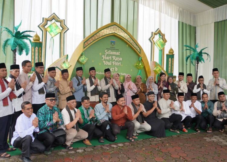 Wali Kota Padang Panjang, Hendri Arnis, menerima kunjungan silaturahmi Forkopimda, kepala OPD, tokoh masyarakat, dan warga di rumah dinasnya usai melaksanakan Salat Idulfitri 1447 H, Sabtu (21/3/2026).
