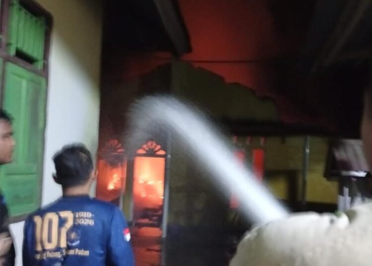 Satu unit rumah di Jorong Lubuak Jantan, Nagari Manggilang, Kecamatan Pangkalan Koto Baru, Kabupaten Limapuluh Kota, terbakar pada Senin (23/3/2026) dini hari.