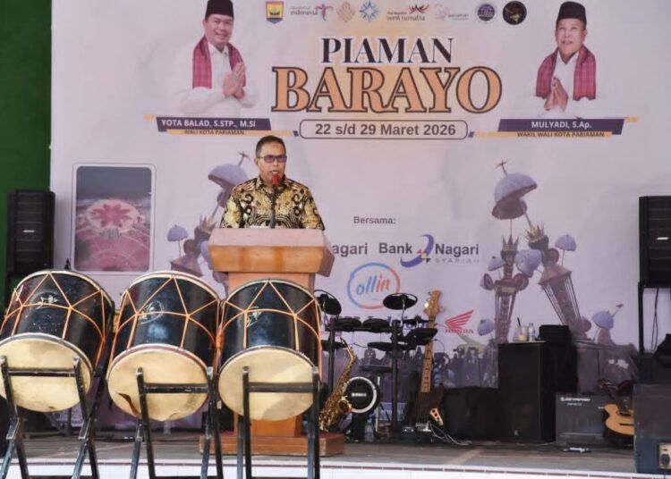 Wakil Wali Kota Pariaman, Mulyadi, meluncurkan Piaman Barayo 2026 di Panggung Utama Pentas Gandoriah, Minggu (22/03/2026).