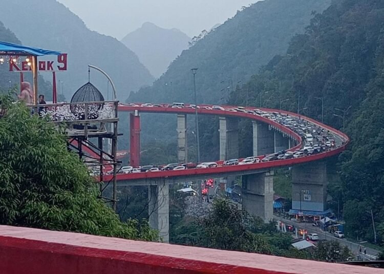 Arus lalu lintas di Jalan Sumbar-Riau, tepatnya di Kawasan Kelok 9, Kabupaten Limapuluh Kota, pada Minggu (22/3/2026). Foto: Tangkapan layar media sosial