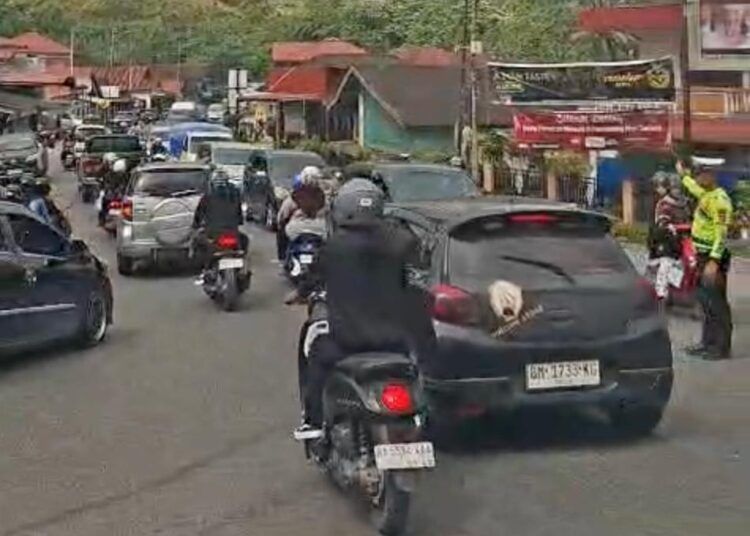 Arus lalu lintas di jalur Padang–Solok dan sebaliknya terpantau padat pada H+3 Lebaran di kawasan Simpang Lubuk Selasih, Kabupaten Solok, Senin (23/3/2026).