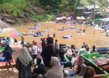 H+3 Lebaran, Lembah Harau Dipadati Wisatawan dari Dalam dan Luar Sumbar