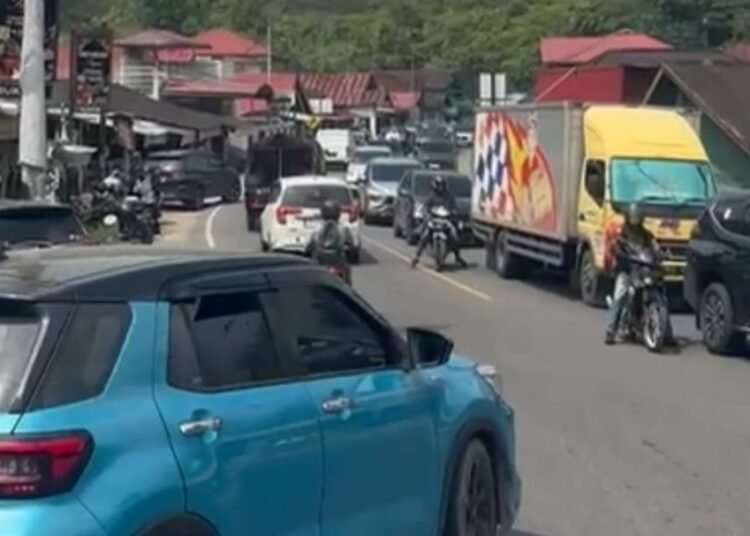 Arus lalu lintas di jalur Solok–Padang, tepatnya di kawasan Lubuk Selasih, Kabupaten Solok, terpantau padat pada H+4 Lebaran, Senin (24/3/2026) siang.