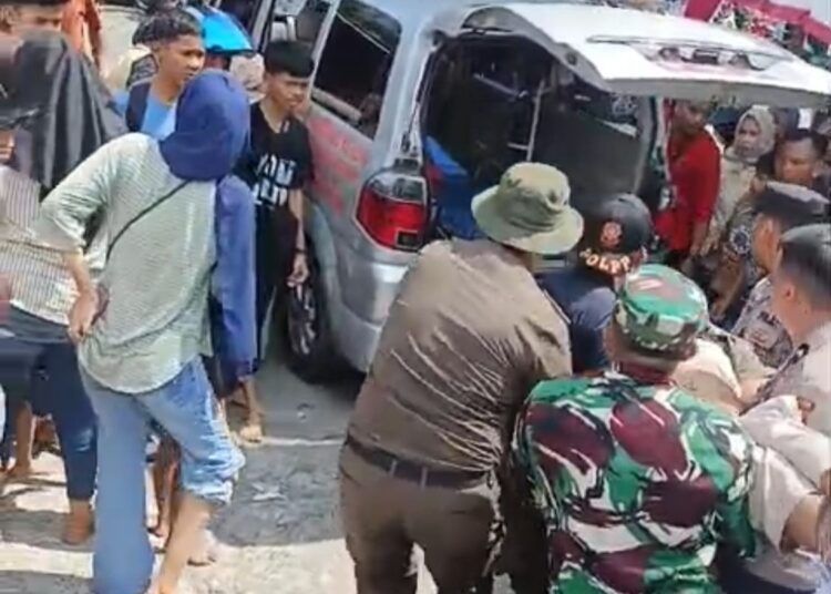 Petugas gabungan mengevakuasi seorang wisatawan laki-laki paruh baya yang tidak sadarkan diri di kawasan objek wisata Pulau Angso Duo, Pariaman, Selasa (24/3/2026) sekitar pukul 14.00 WIB.
