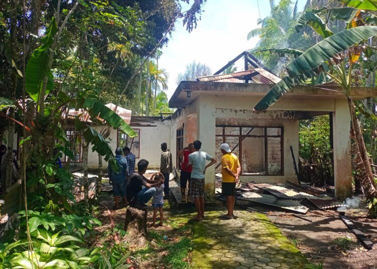 Satu unit rumah permanen milik Ketua Badan Musyawarah Nagari (Bamus) Nagari IV Koto Hilie, H. Idris (55), di Kecamatan Batang Kapas, Kabupaten Pesisir Selatan, hangus dilalap api pada Rabu (25/3/2026)