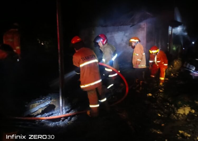 Sebuah rumah permanen dan sebuah rumah kayu di Jorong Guguak Manih, Nagari Sumaniak, Kecamatan Salimpauang, Tanah Datar, pada Rabu (25/3/2026) malam.