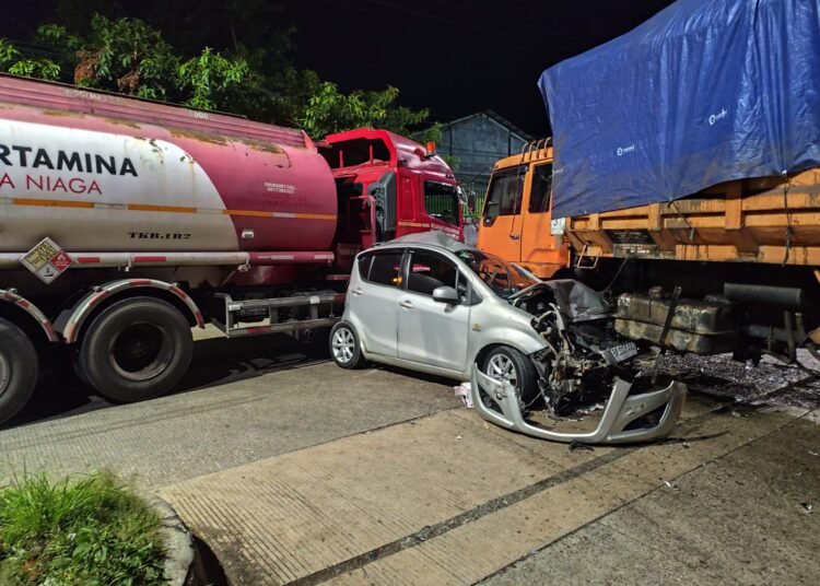 Kecelakaan beruntun yang melibatkan empat kendaraan terjadi di Jalan Bypass Bundaran Tazar, Kelurahan Batung Taba Nan XX, Kecamatan Lubeg, Kota Padang, Kamis (26/3/2026) sekitar pukul 04.00 WIB.