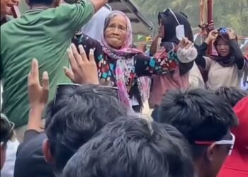 Video: Nenek-Nenek Joget di Pesta Pantai Tiku di Agam, Aksinya Curi Perhatian