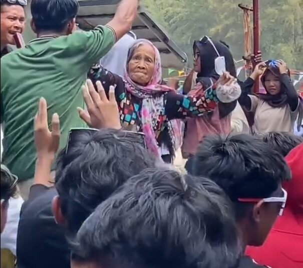 Video nenek ikut bergoyang di pesta pantai Tiku, Agam viral di media sosial. Aksi spontan tersebut menuai beragam reaksi dari warganet.