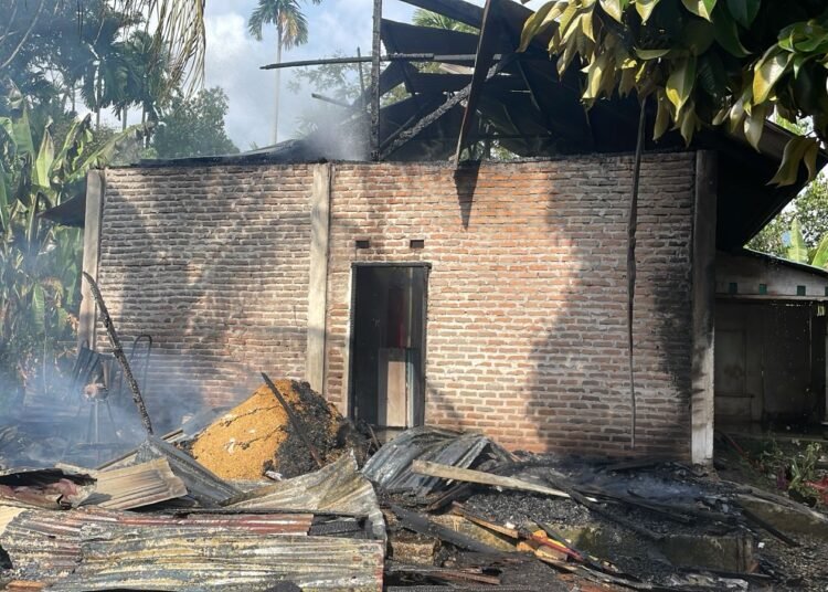 Kobaran api melahap satu unit rumah milik warga di Sikabu Balanti, Nagari Sikabu, Kecamatan Lubuk Alung, Kabupaten Padang Pariaman, Kamis (26/3/2026) sore