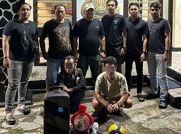 Polisi menangkap seorang tersangka pencuri barang sekolah dasar dan tersangka penadah barang curian tersebut di rumah masing-masing pada Rabu (25/3/2026) malam. Foto: Polsek Kapur IX