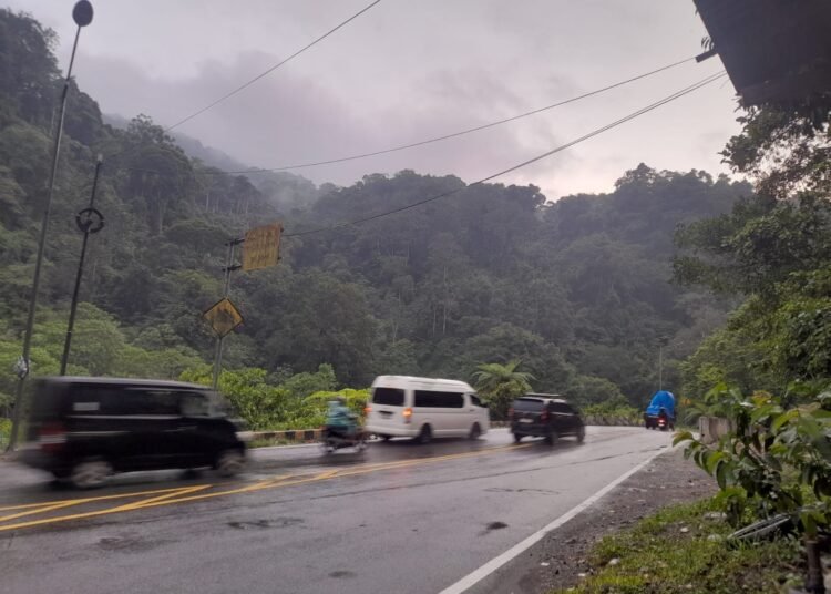 Arus lalu lintas di Padang–Bukittinggi via Lembah Anai pada 18 Maret 2026 pukul 17.25 WIB.