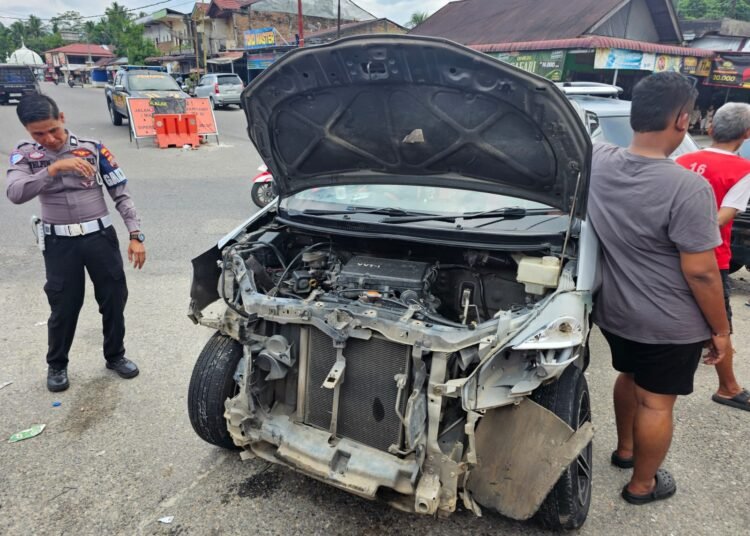 Daihatsu Xenia rusak parah di bagian depan setelah terlibat kecelakaan beruntun di di Jalan Sicincin–Pariaman, tepatnya di Simpang Koto Mambang, Kecamatan Patamuan, Padang Pariaman, pada Jumat (27/3/2026) sekitar pukul 09.00 WIB. Foto: Polres Padang Pariaman