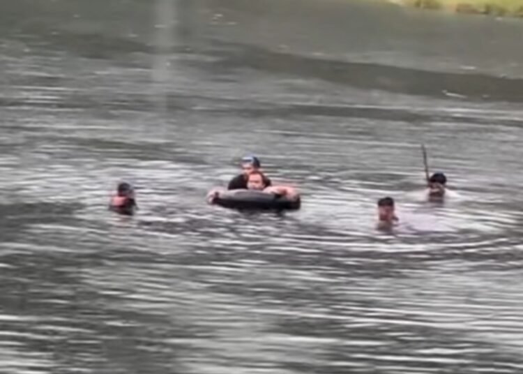 Seorang pemuda bernama Ahmad Frenzi dilaporkan tenggelam saat mandi di embung irigasi di Solok Selatan. Tim SAR dikerahkan untuk melakukan pencarian.