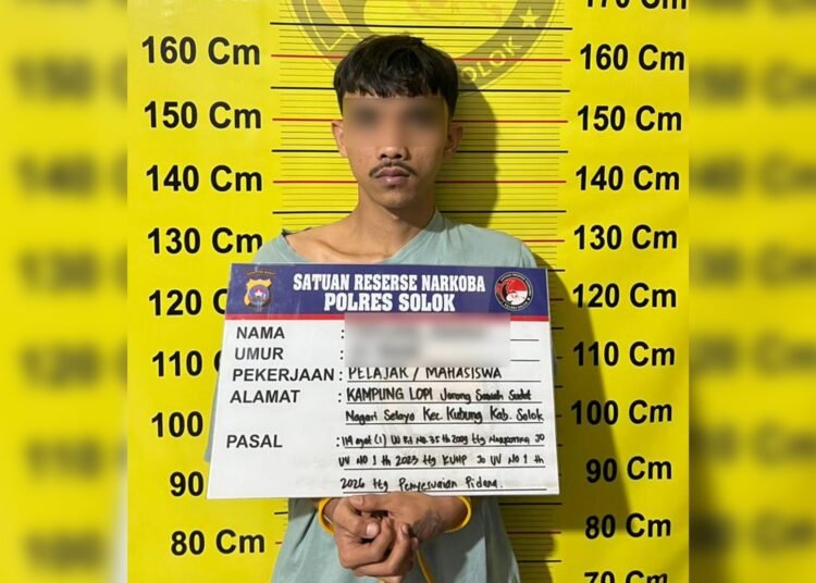 Polisi menangkap seorang pemuda di pinggir lapangan bola di Jorong Sawah Sudut, Nagari Selayo, Kecamatan Kubung, Kabupaten Solok, pada Kamis (26/3/2026) sekitar pukul 20.15 WIB karena diduga sebagai pengedar ganja. Foto: Polres Solok