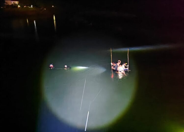 Tim Basarnas dan warga mengevakuasi jenazah korban tenggelam di embung irigasi di Jorong Lasuang Batu, Nagari Kapau Alam Pauh Duo, Kecamatan Pauh Duo, Solok Selatan, pada Jumat (27/3/2026) malam. Foto: Unit Basarnas Solok Selatan