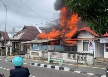 Rumah Dekat Masjid di Padang Panjang Terbakar, Damkar Kerahkan 6 Mobil