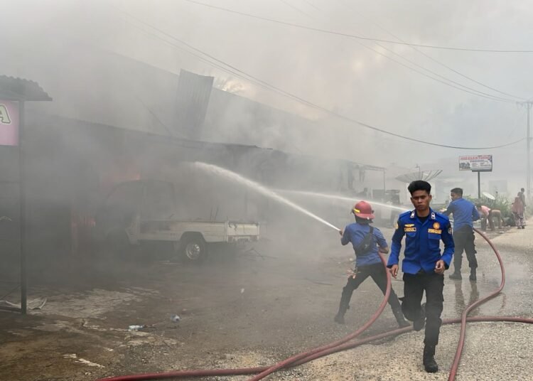 Kebakaran menghanguskan lima unit rumah toko (ruko) di kawasan Simpang Tiga Kenanga, Nagari Sungai Antuan, Kecamatan Mungka, Kabupaten Limapuluh Kota, Sabtu (28/3/2026) sore.
