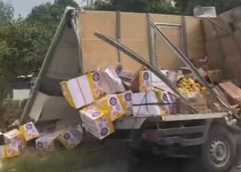 Video: Kecelakaan Bus Pariwisata dan L300 di Solok, Puluhan Kardus Mi Instan Berserakan