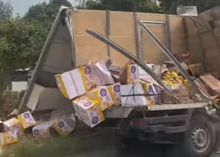 Kecelakaan lalu lintas terjadi di jalur Solok–Padang, tepatnya di depan Pasar Talang, Nagari Talang, Kecamatan Gunung Talang, Kabupaten Solok, Sabtu (28/3/2026) siang.