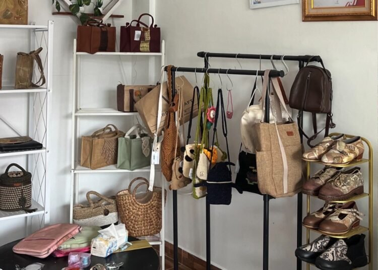 Viroom Craft, sebuah UMKM di Kabupaten Tanah Datar yang bergerak di bidang kerajinan fashion.