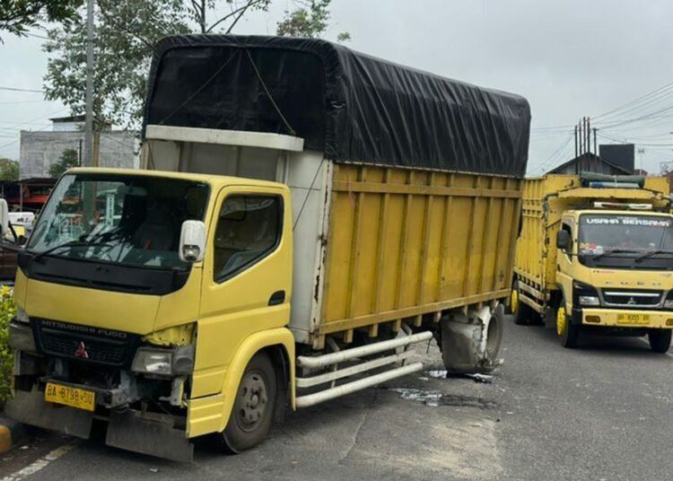 Dua truk mengalami kecelakaan di Jalan Raya By Pass Koto Dalam, dekat Kampus Fakultas Hukum Muhammaddiyah, Aur Kuning, Bukittinggi, pada Minggu (29/3/2026) sekitar pukul 8.00 WIB. Foto: Polres Bukittinggi