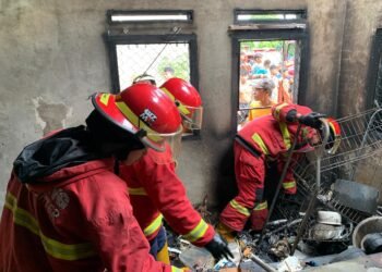 Sebuah Gudang di Padang Terbakar, 4 Mobil Damkar dan 60 Pemadam Dikerahkan
