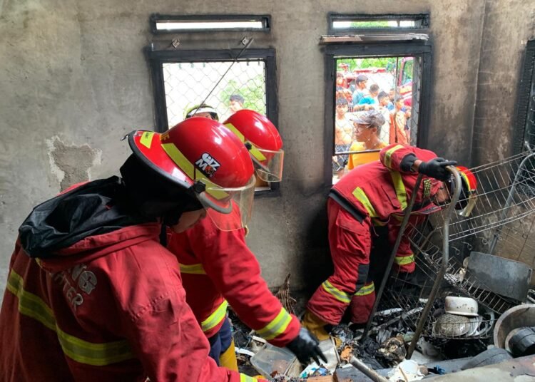 Sebuah gudang di kawasan Jalan Damai, RT 003 RW 009, Kelurahan Batipuh Panjang, Kecamatan Koto Tangah, Padang, terbakar pada Minggu (29/3/2026) sore.