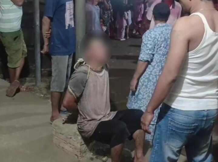 Warga mengikat seorang terduga pencabul anak di Berok, Pasar Teluk Kabung, Kelurahan Teluk Kabung Tengah, Padang, pada Jumat (27/3/2026) malam.