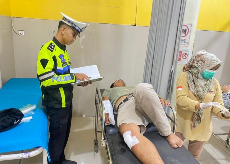 Petugas menangani kecelakaan dua sepeda motor di Km 164 Sumbar–Riau, satu korban dilaporkan patah tangan.