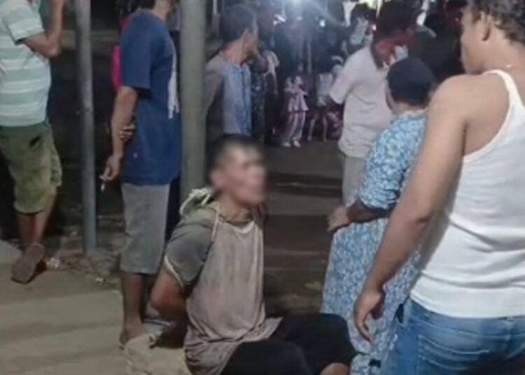 Seorang pria di Padang diikat warga usai diduga mencabuli cucu tirinya yang berusia 5 tahun. Pelaku kini ditangkap dan diproses hukum oleh polisi.