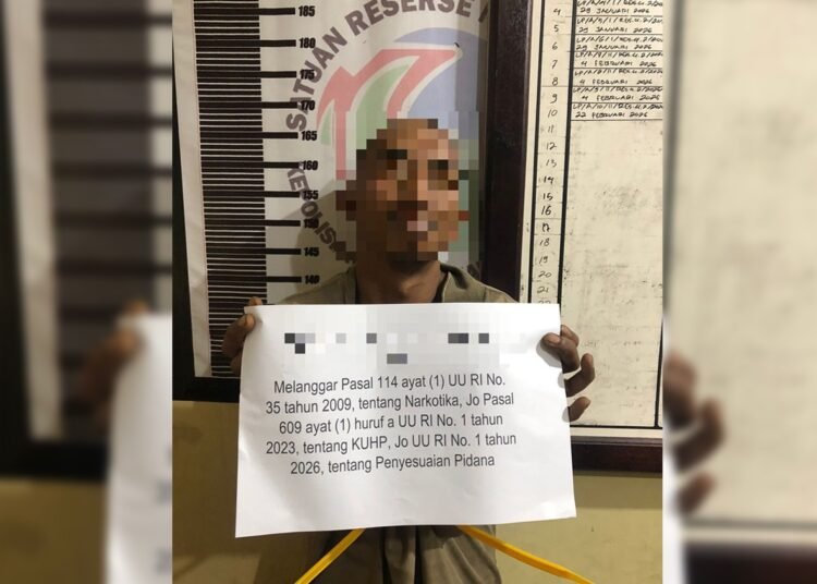 Polisi menangkap terduga pengedar sabu-sabu di Jorong Koto Di Bawah, Nagari Koto Besar, Kecamatan Koto Besar, Dharmasraya, pada Senin (30/3/2026) sekitar pukul 16.00 WIB. Foto: Polres Dharmasraya