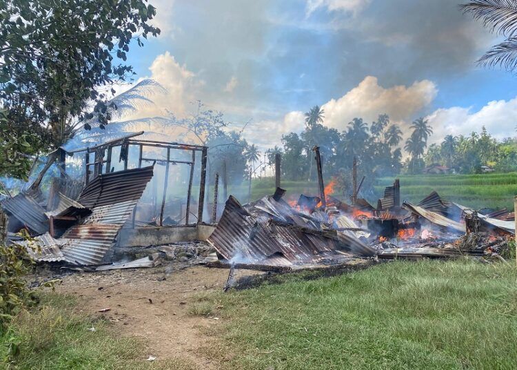 Sebuah rumah kayu di Banda Pandung, RT 002, RW 003, Kelurahan Tanah Garam, Kecamatan Lubuk Sikarah, Kota Solok, terbakar pada Selasa (31/3/2026) pagi. Foto: Kota Solok