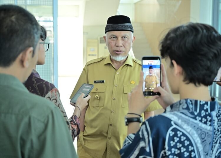 Gubernur Mahyeldi Ansharullah mendorong produk PT Semen Padang jadi prioritas pembangunan di Sumbar.