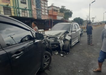 Dua Minibus Tabrakan di Flyover Bukittinggi, Sopir Diduga Mengantuk