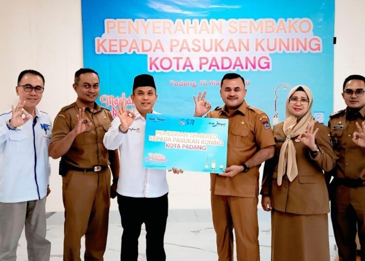 PT Bank Nagari menyalurkan 1.657 paket sembako Ramadan kepada para petugas kebersihan atau Pasukan Kuning di Kota Padang.