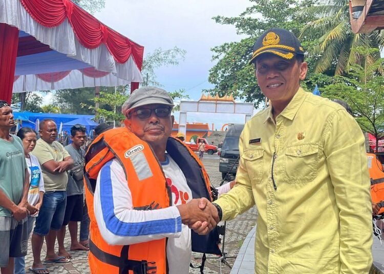 Pemerintah Kota (Pemko) Pariaman menyerahkan bantuan stimulan berupa pelampung kepada 15 pelaku usaha kapal wisata di daerah tersebut pada Minggu (29/3).