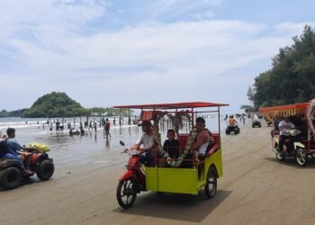 Pantai Air Manis Dipadati Wisatawan Saat Lebaran 2026, Pemko Sebut Program Padang Rancak Tuai Hasil Positif