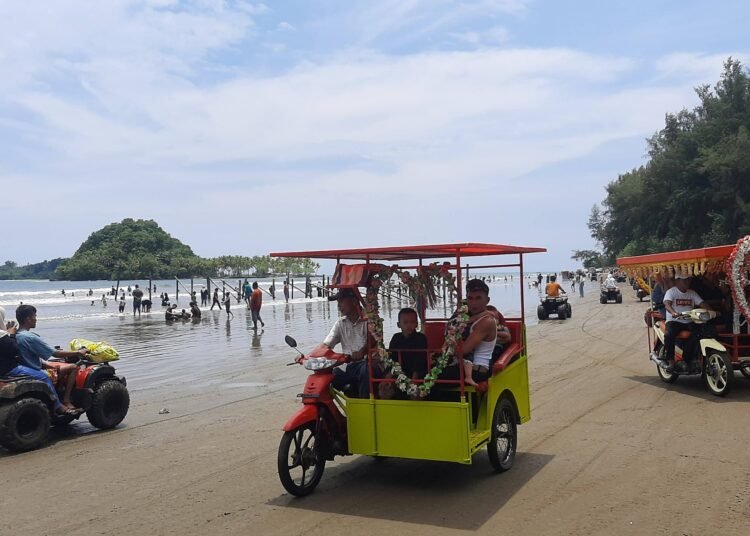 Destinasi wisata Pantai Air Manis kembali dipadati pengunjung selama libur Lebaran 1447 Hijriah, Rabu (25/3/2026).