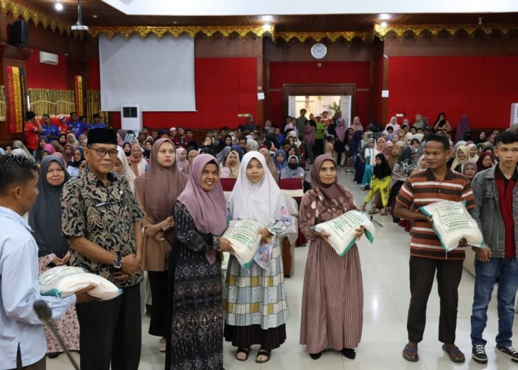 Sebanyak 276 pendidik dan tenaga kependidikan (tendik) PAUD, TK, SD, dan SMP di Kota Pariaman menerima bantuan sembako dalam kegiatan Ramadan Berbagi yang digelar di Aula Balai Kota Pariaman, Rabu (18/3/2026).