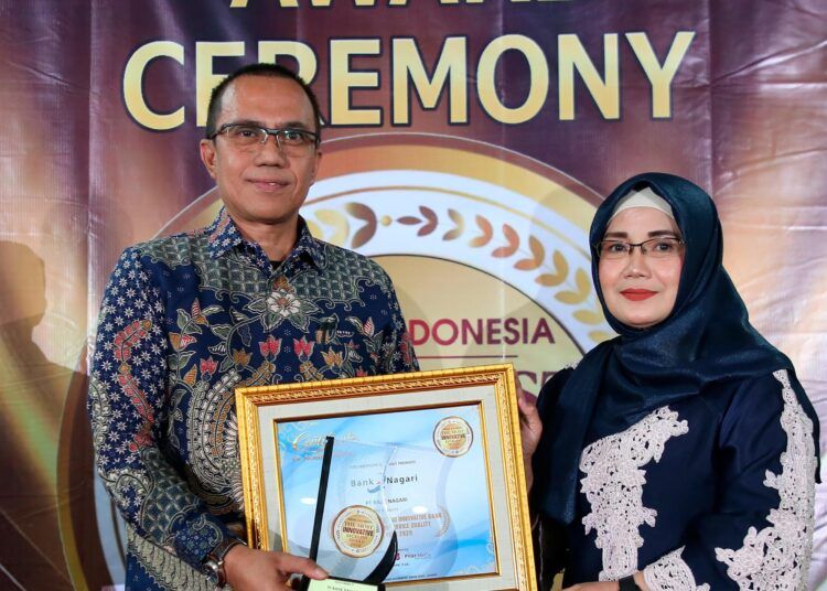 Bank Nagari meraih penghargaan sebagai bank paling inovatif dalam produk dan layanan dari Lima Pilar Media