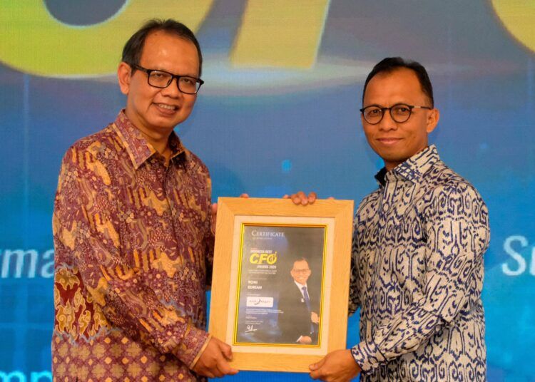 Direktur Keuangan Bank Nagari, Roni Edrian, meraih penghargaan Best CFO 2026 dari Warta Ekonomi atas keberhasilannya meningkatkan profitabilitas dan daya saing melalui layanan digital.