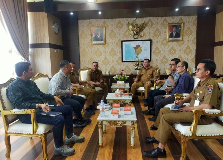 Penjabat (Pj) Sekretaris Daerah Kota Padang, Raju Minropa, menerima kedatangan sejumlah pengusaha ritel brand lokal di ruang kerjanya di Balai Kota Padang, Aie Pacah, Senin (30/3/2026).