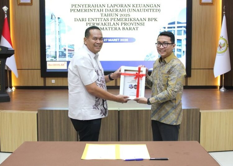Wali Kota Pariaman, Yota Balad, menyerahkan Laporan Keuangan Pemerintah Daerah (LKPD) Kota Pariaman Tahun Anggaran 2025 kepada Badan Pemeriksa Keuangan (BPK) Perwakilan Sumatera Barat di Padang, Jumat (27/3/2026).
