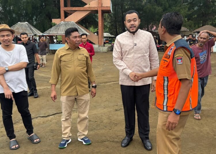 Wali Kota Padang, Fadly Amran, meninjau langsung kesiapan objek wisata Pantai Air Manis menjelang libur Lebaran, Senin (16/3/2026).