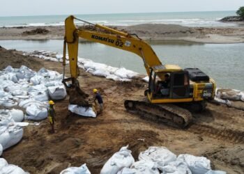 Pemkab Padang Pariaman Pasang Geobag di Muaro Ulakan, Antisipasi Longsor dan Banjir